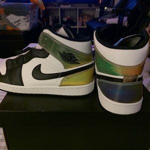 Jordan 1 Mid 'Heat Reactive'